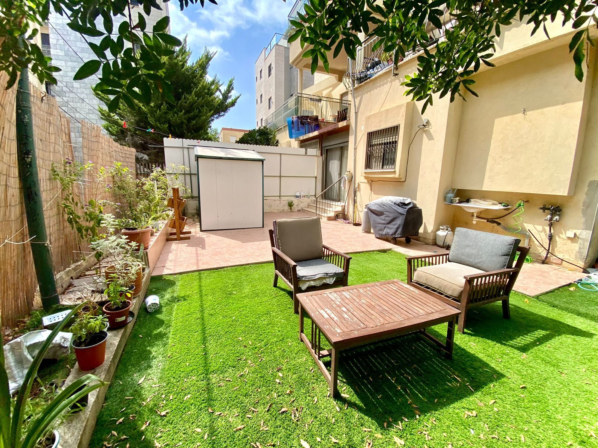 בניין בוטיק , דירת גן מרווחת,  4 חדרים (כולל יחידת הורים )  כ 90 מ״ר , גינה גדולה כ 100 מ״ר  חניה + מחסן צמודים !  אופציה לנגישות מלאה