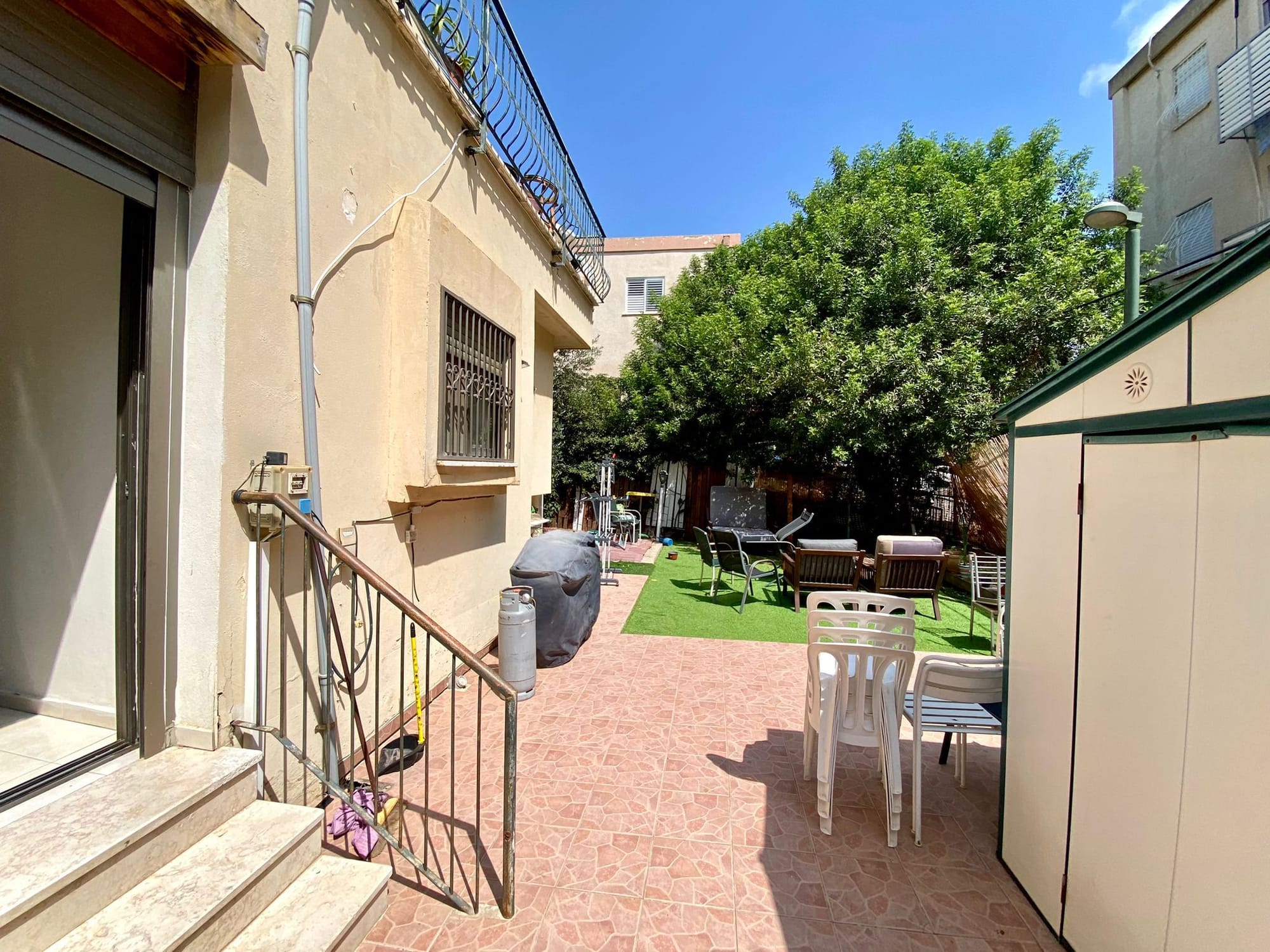 בניין בוטיק , דירת גן מרווחת,  4 חדרים (כולל יחידת הורים )  כ 90 מ״ר , גינה גדולה כ 100 מ״ר  חניה + מחסן צמודים !  אופציה לנגישות מלאה