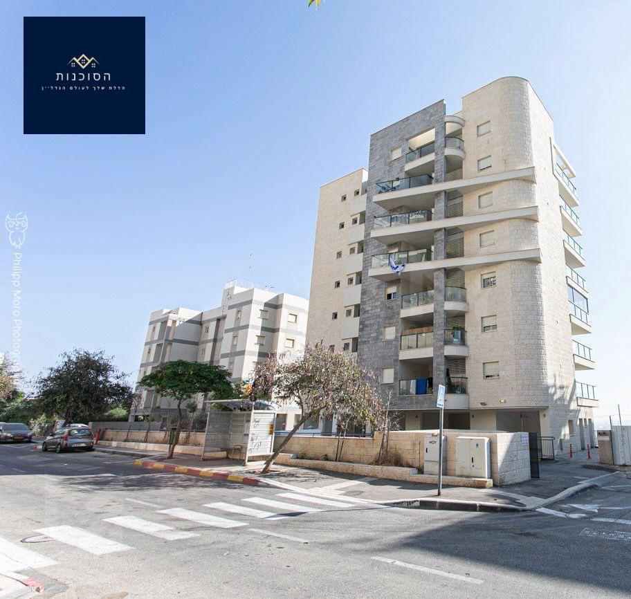  בנייה חדישה משנת 2020 | קומה 2 כ 60 מ״ר+12 מ״ר מרפסת שמש.  3 חדרים הכוללים יחידת הורים מפנקת | חניה בטאבו