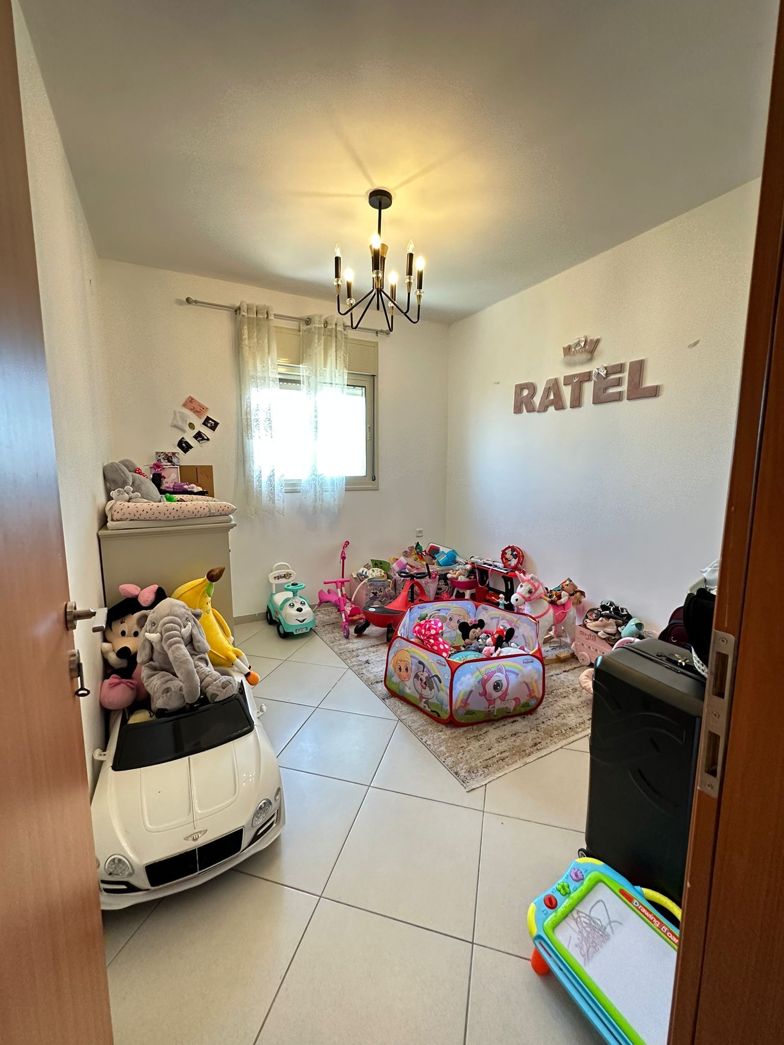 דירת 4 חדרים (כולל ממ״ד) , כ 90 מ״ר ,  קומה 8 מתוך 9 משופצת קומפלט, ברמה גבוהה ! כוללת מרפסת מקורה (כ 12 מ״ר )הצופה לנוף ים *חניה ומחסן בטאבו *נגישות מלאה