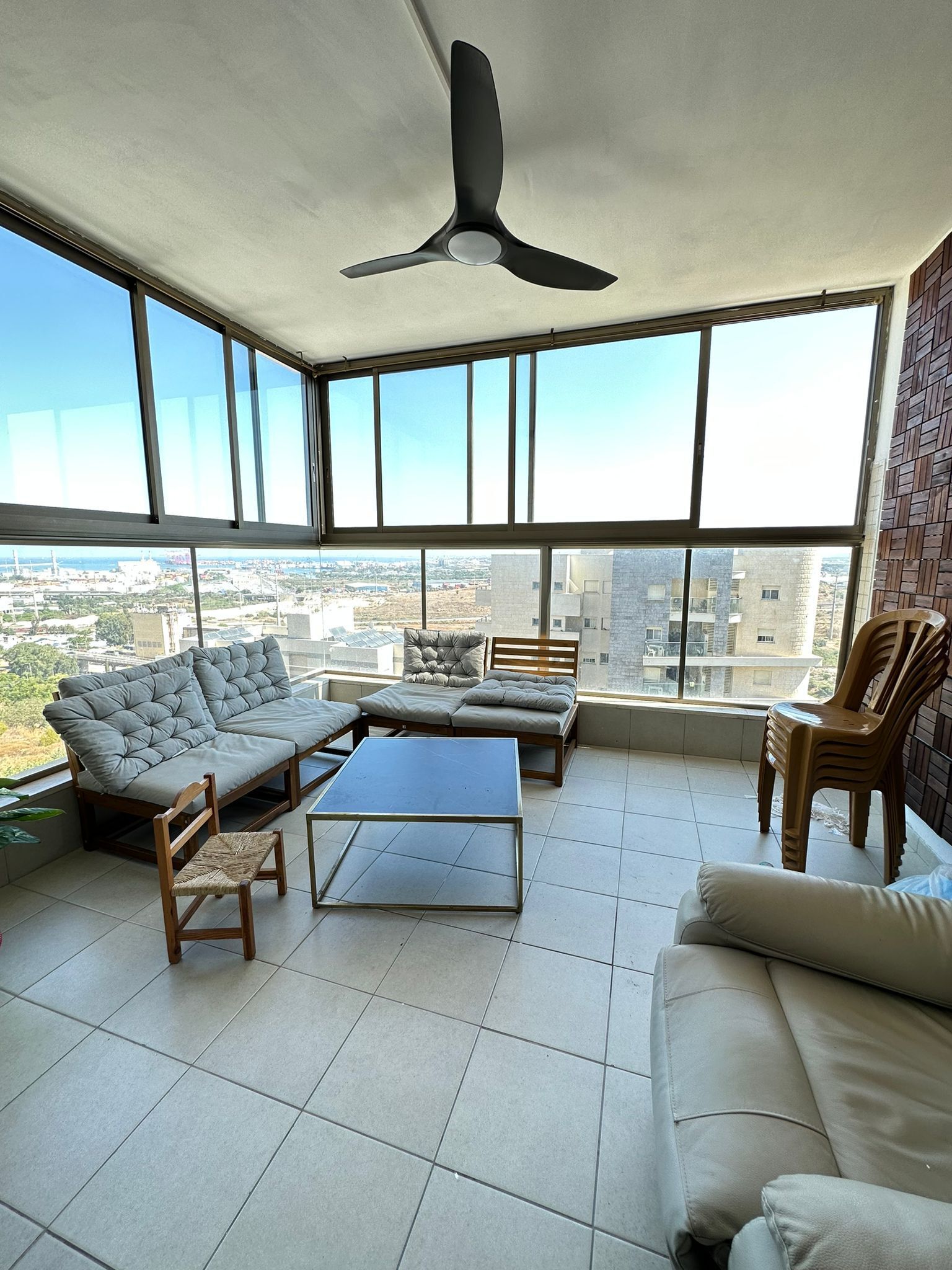 דירת 4 חדרים (כולל ממ״ד) , כ 90 מ״ר ,  קומה 8 מתוך 9 משופצת קומפלט, ברמה גבוהה ! כוללת מרפסת מקורה (כ 12 מ״ר )הצופה לנוף ים *חניה ומחסן בטאבו *נגישות מלאה