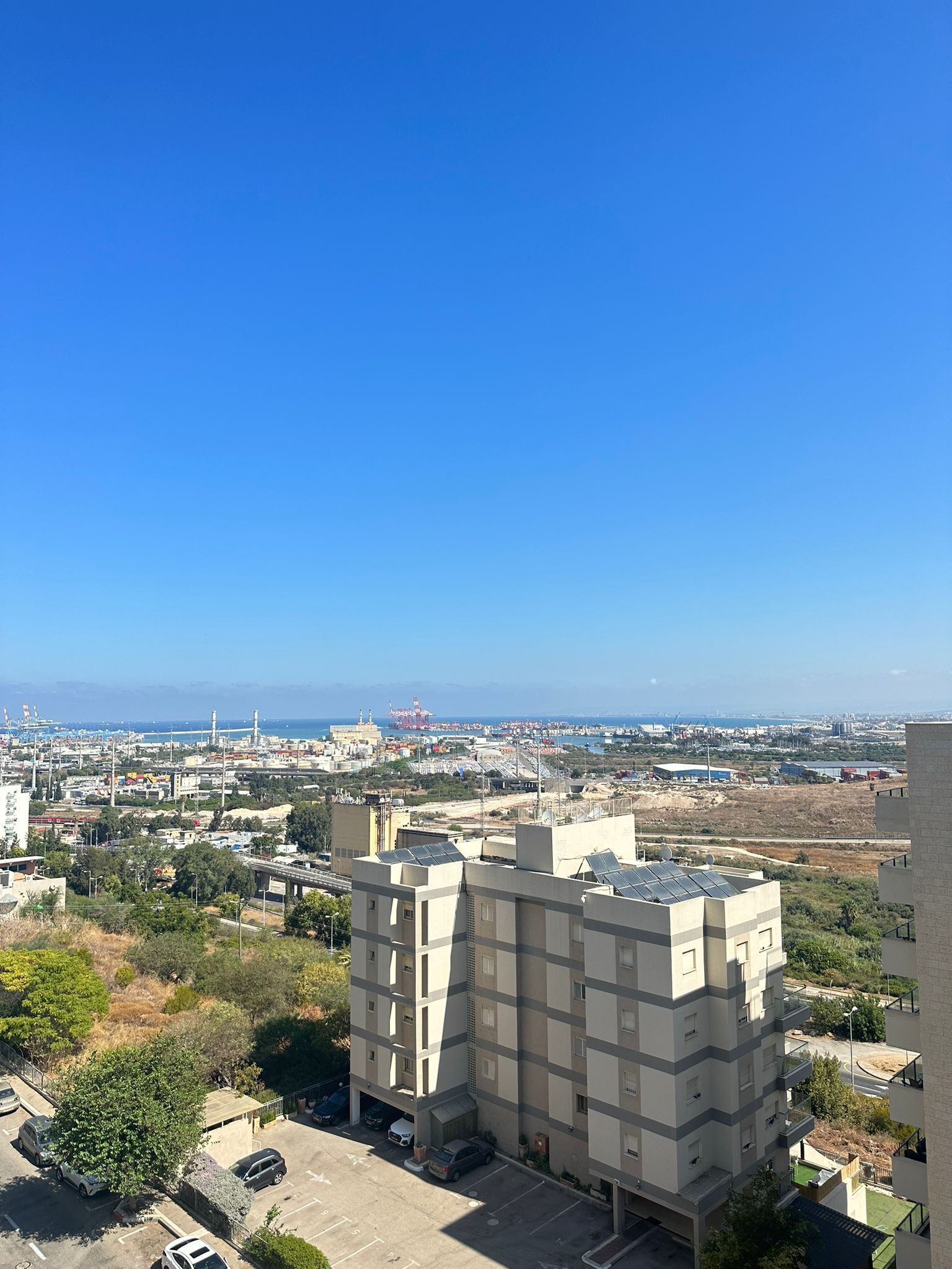 דירת 4 חדרים (כולל ממ״ד) , כ 90 מ״ר ,  קומה 8 מתוך 9 משופצת קומפלט, ברמה גבוהה ! כוללת מרפסת מקורה (כ 12 מ״ר )הצופה לנוף ים *חניה ומחסן בטאבו *נגישות מלאה