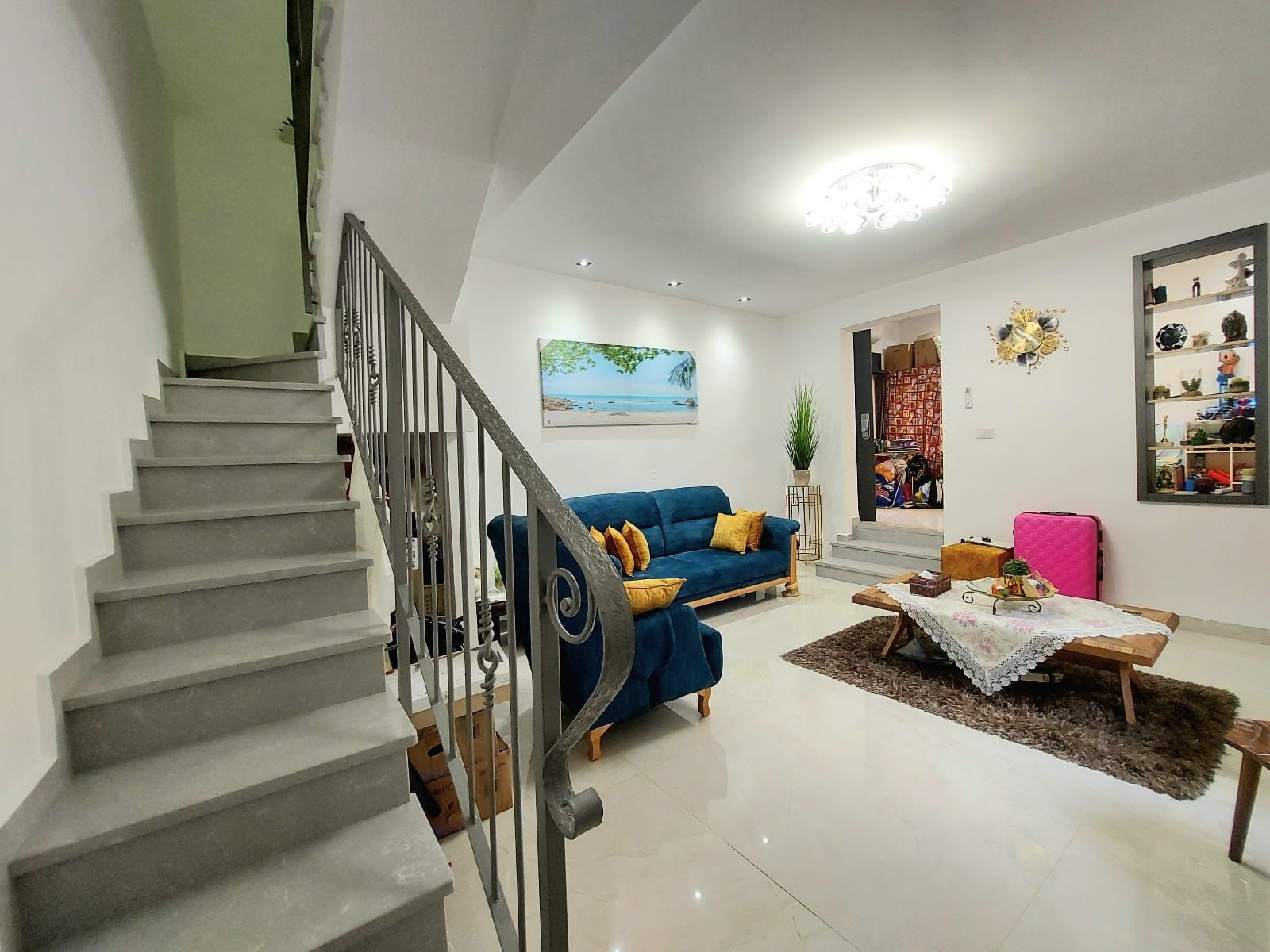 בלב חיפה, באחד המקומות היפים , רחוב סטלה מאריס  הסמוך לגן הבאהאיים, בקרבת המושבה הגרמנית, תצפית סטלה מאריס עיר תחתית ועוד  בשני מפלסים- דירת 3 חדרים בשטח של כ 85 מ״ר *משופצת אדריכלית קומפלט ברמה גבוהה *מרפסת שמש  *פאטיו *חצר צמודה *תקרות גבוהות