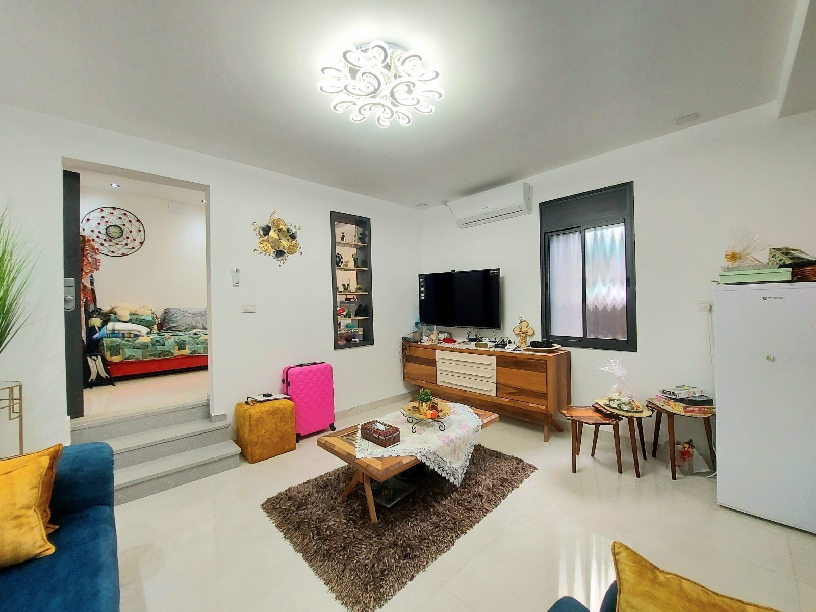 בלב חיפה, באחד המקומות היפים , רחוב סטלה מאריס  הסמוך לגן הבאהאיים, בקרבת המושבה הגרמנית, תצפית סטלה מאריס עיר תחתית ועוד  בשני מפלסים- דירת 3 חדרים בשטח של כ 85 מ״ר *משופצת אדריכלית קומפלט ברמה גבוהה *מרפסת שמש  *פאטיו *חצר צמודה *תקרות גבוהות