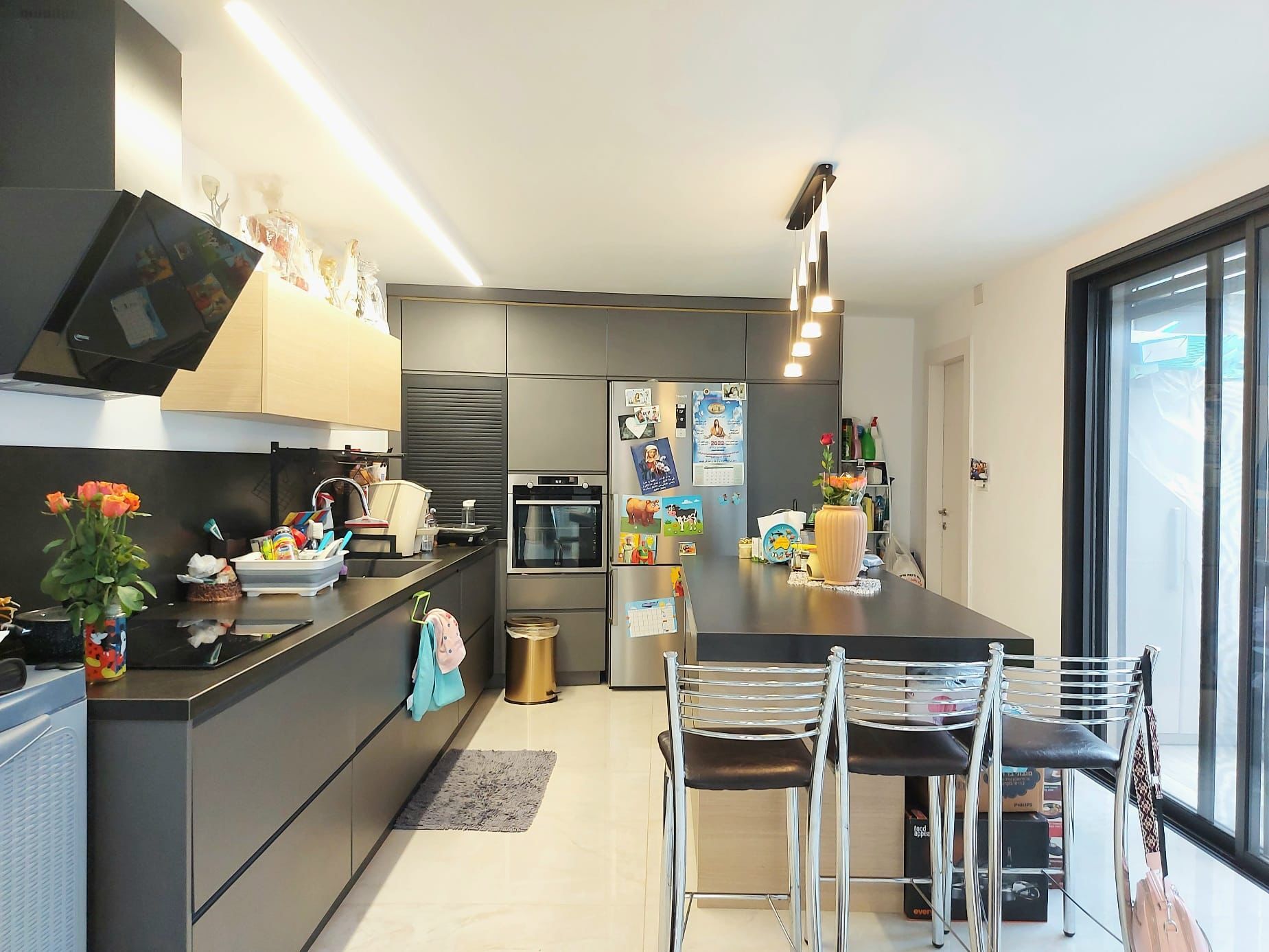 בלב חיפה, באחד המקומות היפים , רחוב סטלה מאריס  הסמוך לגן הבאהאיים, בקרבת המושבה הגרמנית, תצפית סטלה מאריס עיר תחתית ועוד  בשני מפלסים- דירת 3 חדרים בשטח של כ 85 מ״ר *משופצת אדריכלית קומפלט ברמה גבוהה *מרפסת שמש  *פאטיו *חצר צמודה *תקרות גבוהות