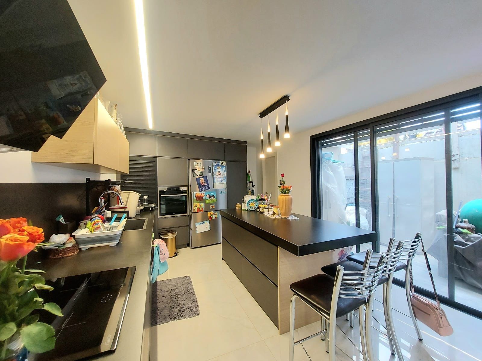 בלב חיפה, באחד המקומות היפים , רחוב סטלה מאריס  הסמוך לגן הבאהאיים, בקרבת המושבה הגרמנית, תצפית סטלה מאריס עיר תחתית ועוד  בשני מפלסים- דירת 3 חדרים בשטח של כ 85 מ״ר *משופצת אדריכלית קומפלט ברמה גבוהה *מרפסת שמש  *פאטיו *חצר צמודה *תקרות גבוהות