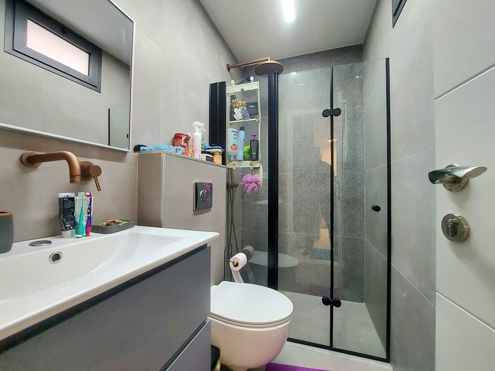 בלב חיפה, באחד המקומות היפים , רחוב סטלה מאריס  הסמוך לגן הבאהאיים, בקרבת המושבה הגרמנית, תצפית סטלה מאריס עיר תחתית ועוד  בשני מפלסים- דירת 3 חדרים בשטח של כ 85 מ״ר *משופצת אדריכלית קומפלט ברמה גבוהה *מרפסת שמש  *פאטיו *חצר צמודה *תקרות גבוהות