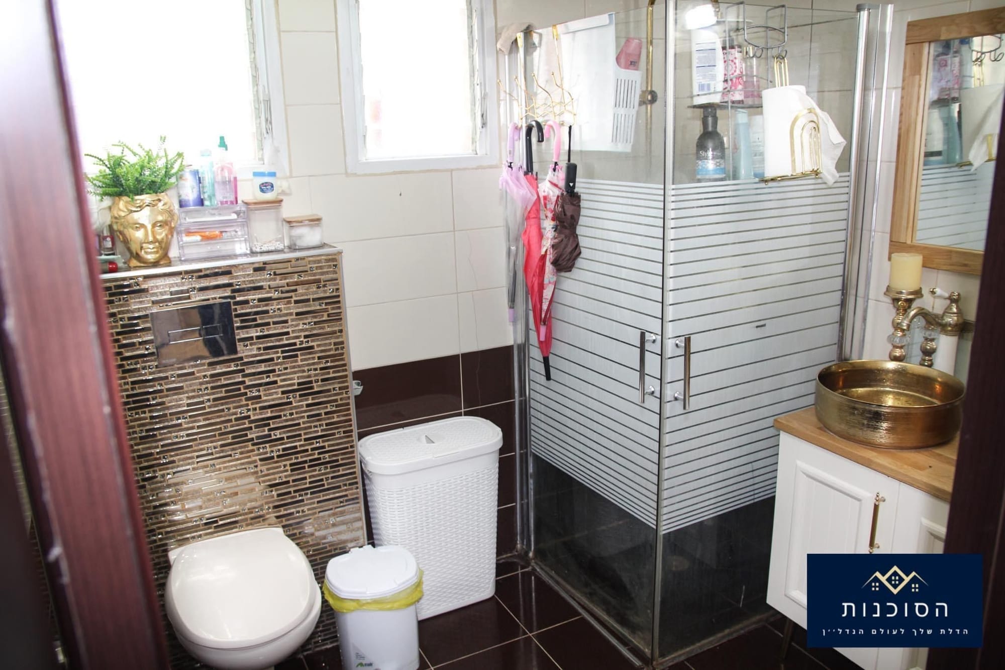 הדירה בשטח של כ- 80 מ״ר, כוללת 3.5 חדרים, בקומה 4, נוף ים, משופצת ברמה טובה. אזור מרכזי / קרובה לכל מוקדי העניין !