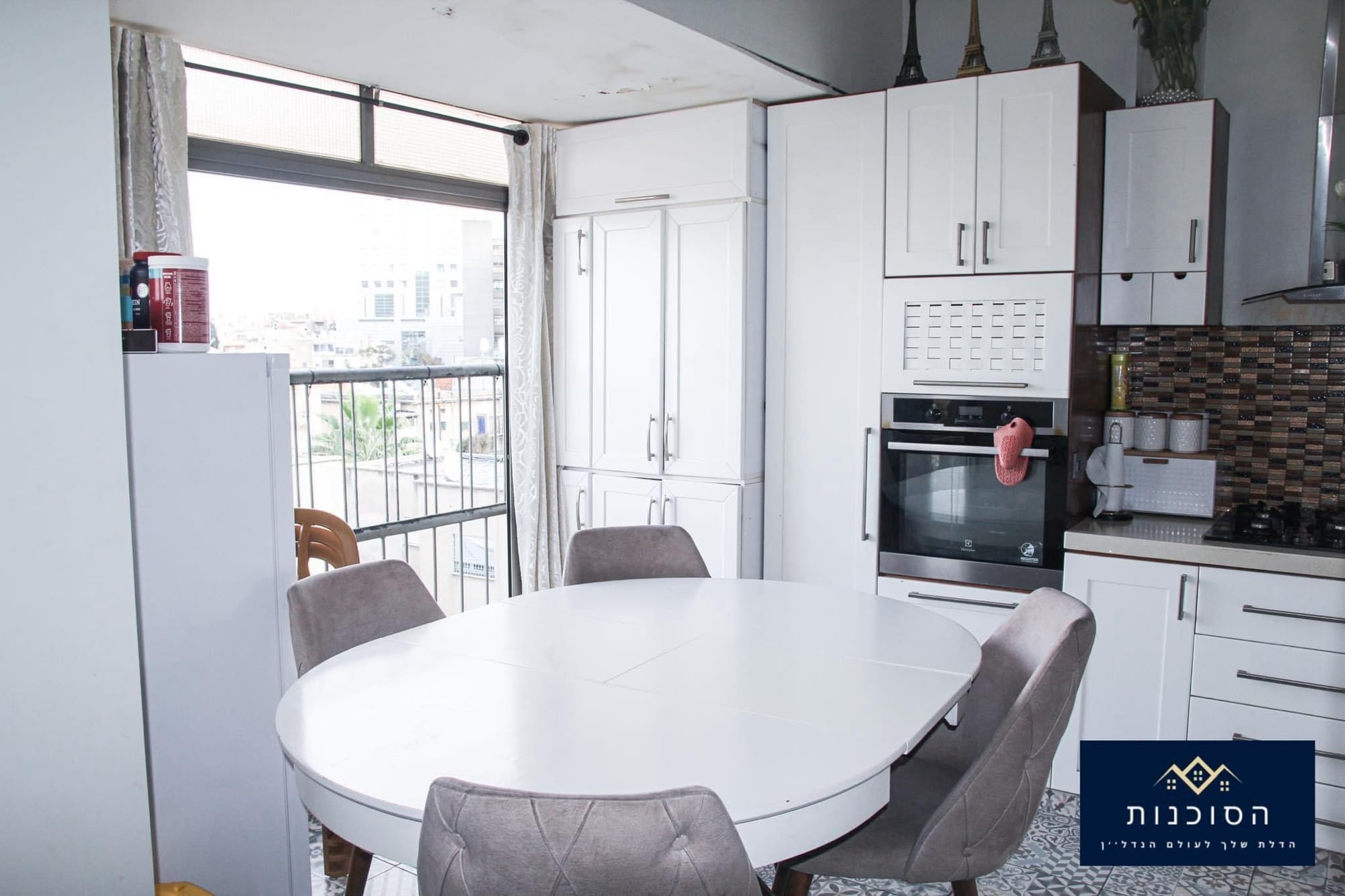 הדירה בשטח של כ- 80 מ״ר, כוללת 3.5 חדרים, בקומה 4, נוף ים, משופצת ברמה טובה. אזור מרכזי / קרובה לכל מוקדי העניין !
