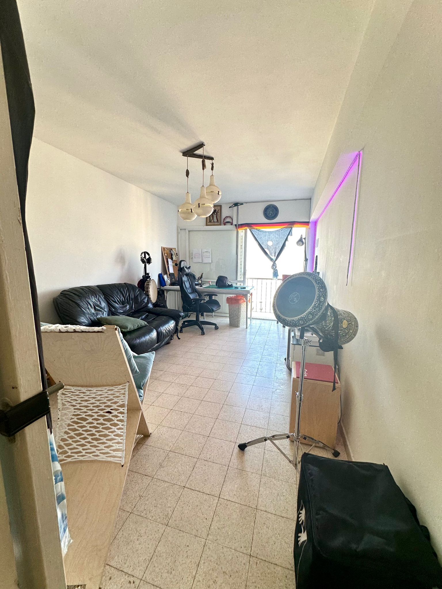 ברחוב הבשור בחיפה, דירת 3 חדרים כ-60 מ״ר+מרפסת עמידה, בקומה 2 . הדירה משופצת חלקית, ממוקמת בקרבה לטכניון ולמכללה לחינוך. שכירות עוברת- מעולה למשקיעים