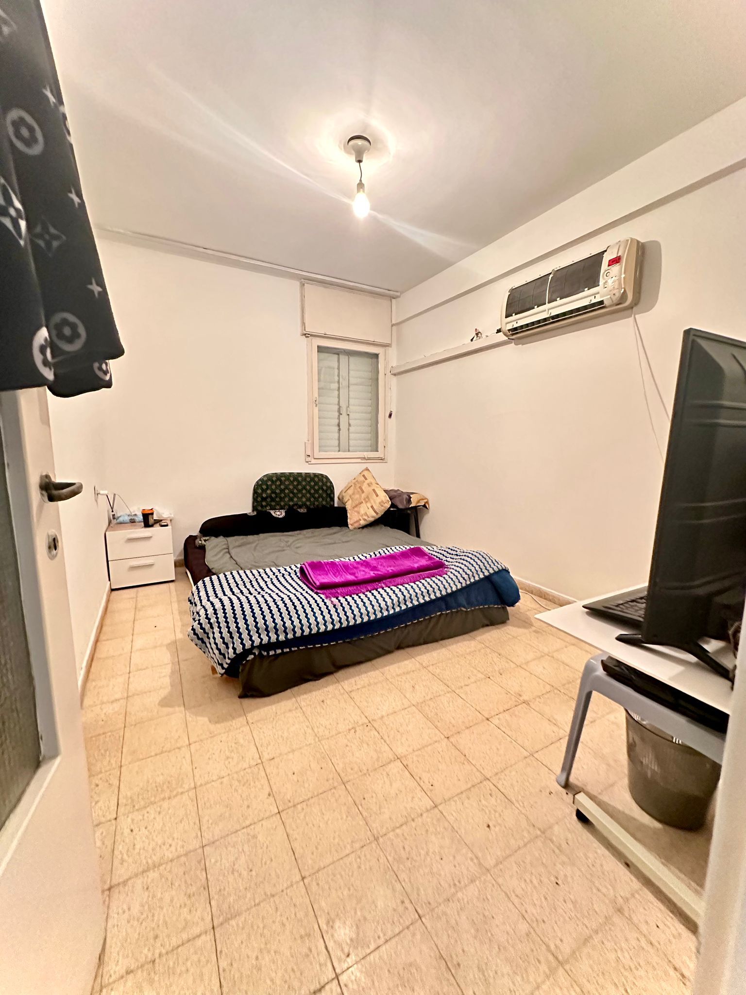 ברחוב הבשור בחיפה, דירת 3 חדרים כ-60 מ״ר+מרפסת עמידה, בקומה 2 . הדירה משופצת חלקית, ממוקמת בקרבה לטכניון ולמכללה לחינוך. שכירות עוברת- מעולה למשקיעים