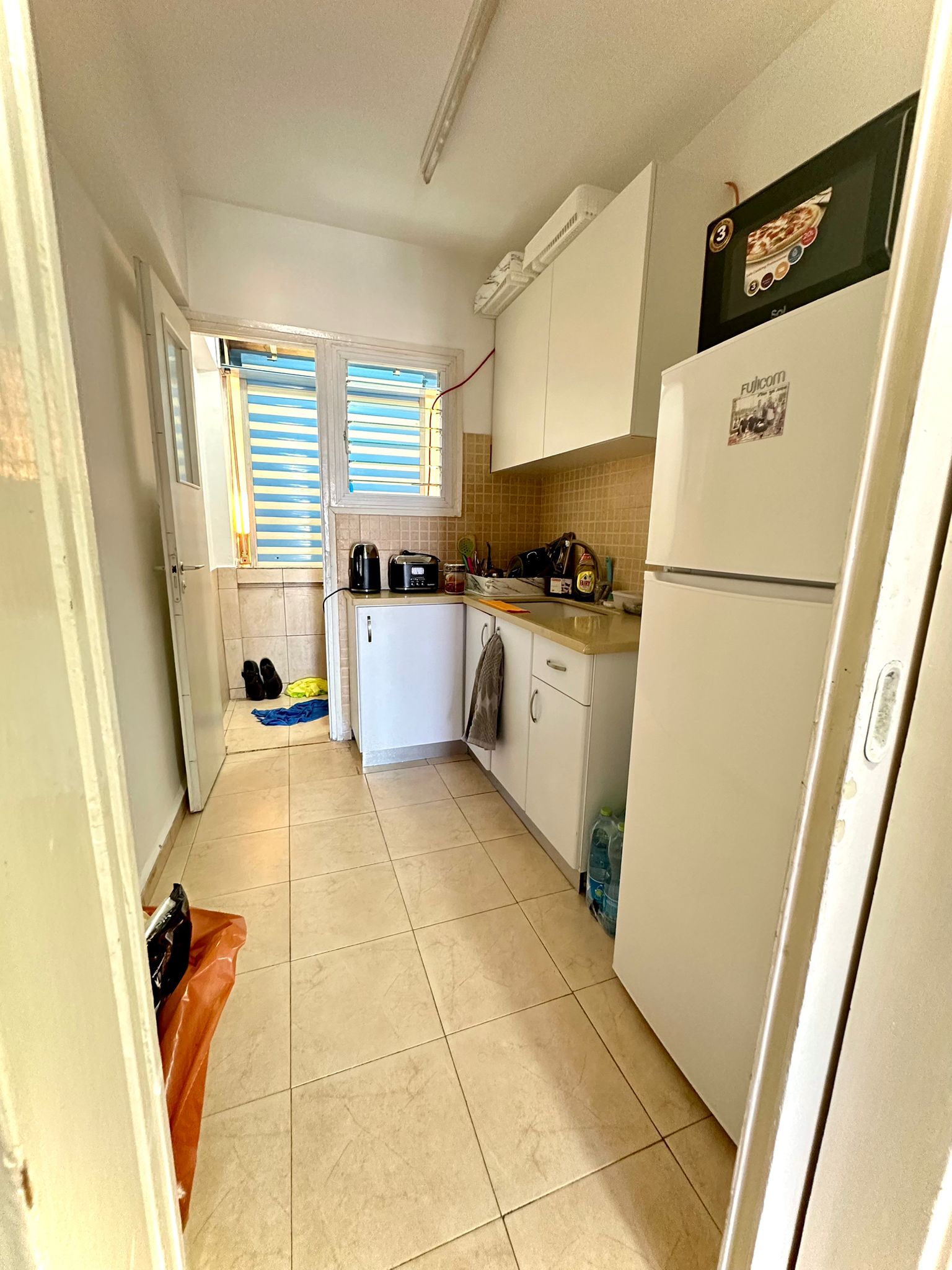 ברחוב הבשור בחיפה, דירת 3 חדרים כ-60 מ״ר+מרפסת עמידה, בקומה 2 . הדירה משופצת חלקית, ממוקמת בקרבה לטכניון ולמכללה לחינוך. שכירות עוברת- מעולה למשקיעים