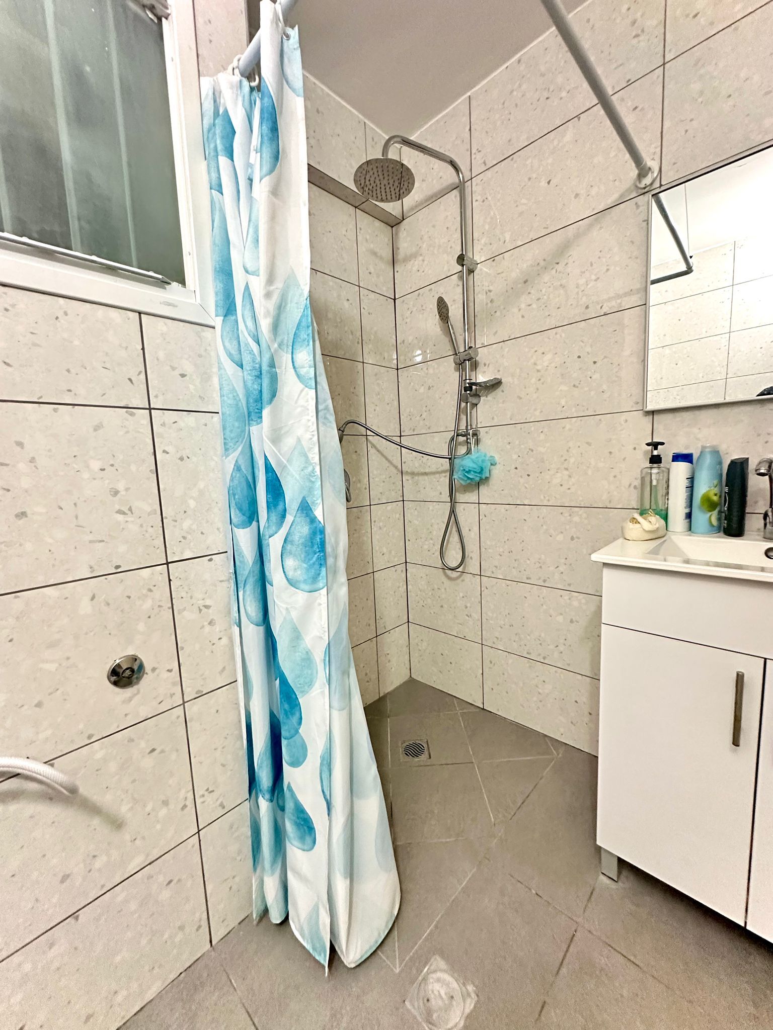 ברחוב הבשור בחיפה, דירת 3 חדרים כ-60 מ״ר+מרפסת עמידה, בקומה 2 . הדירה משופצת חלקית, ממוקמת בקרבה לטכניון ולמכללה לחינוך. שכירות עוברת- מעולה למשקיעים