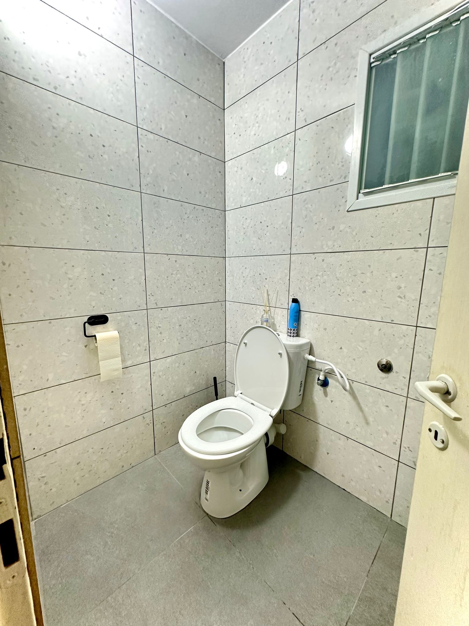 ברחוב הבשור בחיפה, דירת 3 חדרים כ-60 מ״ר+מרפסת עמידה, בקומה 2 . הדירה משופצת חלקית, ממוקמת בקרבה לטכניון ולמכללה לחינוך. שכירות עוברת- מעולה למשקיעים