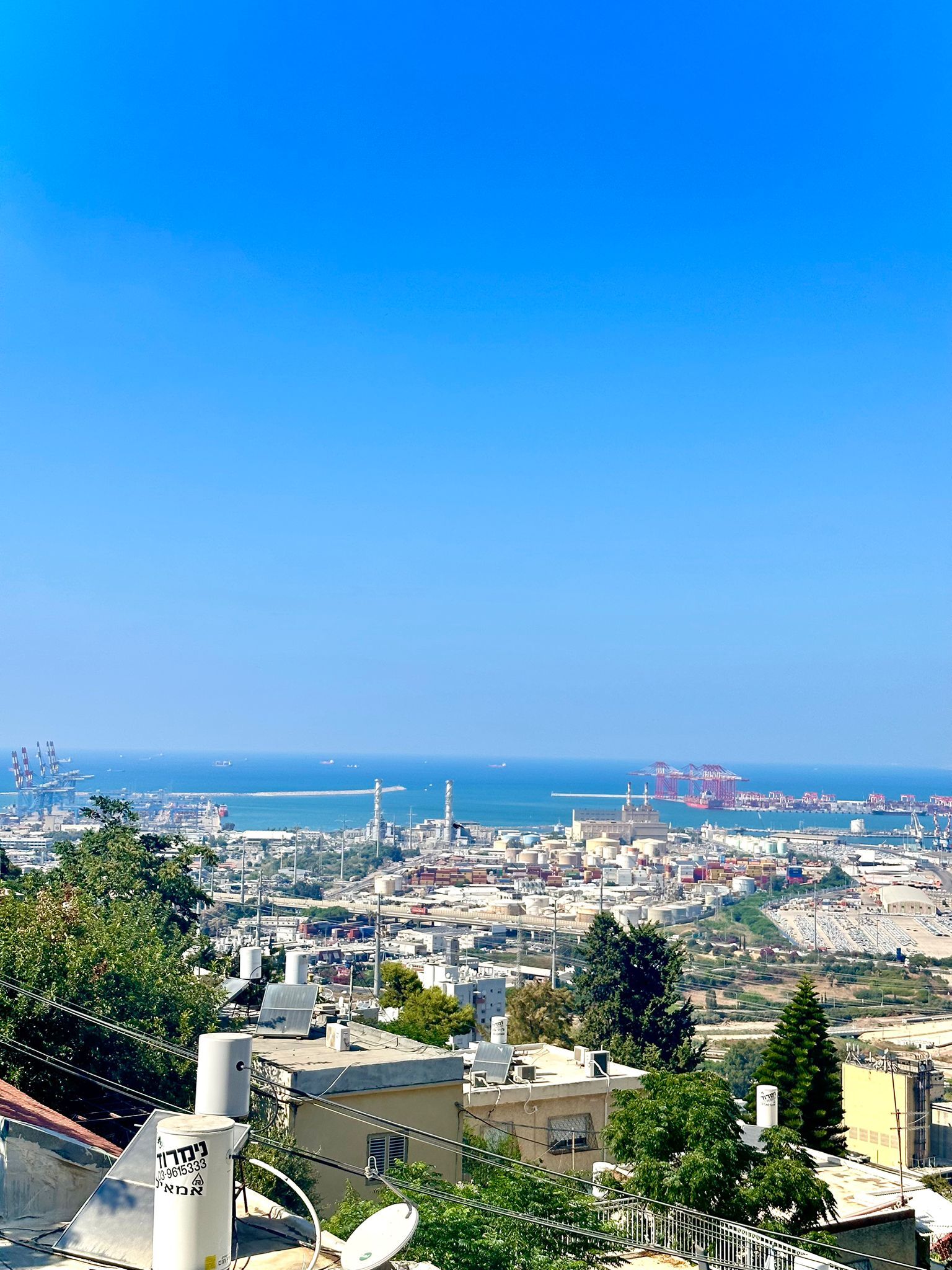 ברחוב הבשור בחיפה, דירת 3 חדרים כ-60 מ״ר+מרפסת עמידה, בקומה 2 . הדירה משופצת חלקית, ממוקמת בקרבה לטכניון ולמכללה לחינוך. שכירות עוברת- מעולה למשקיעים