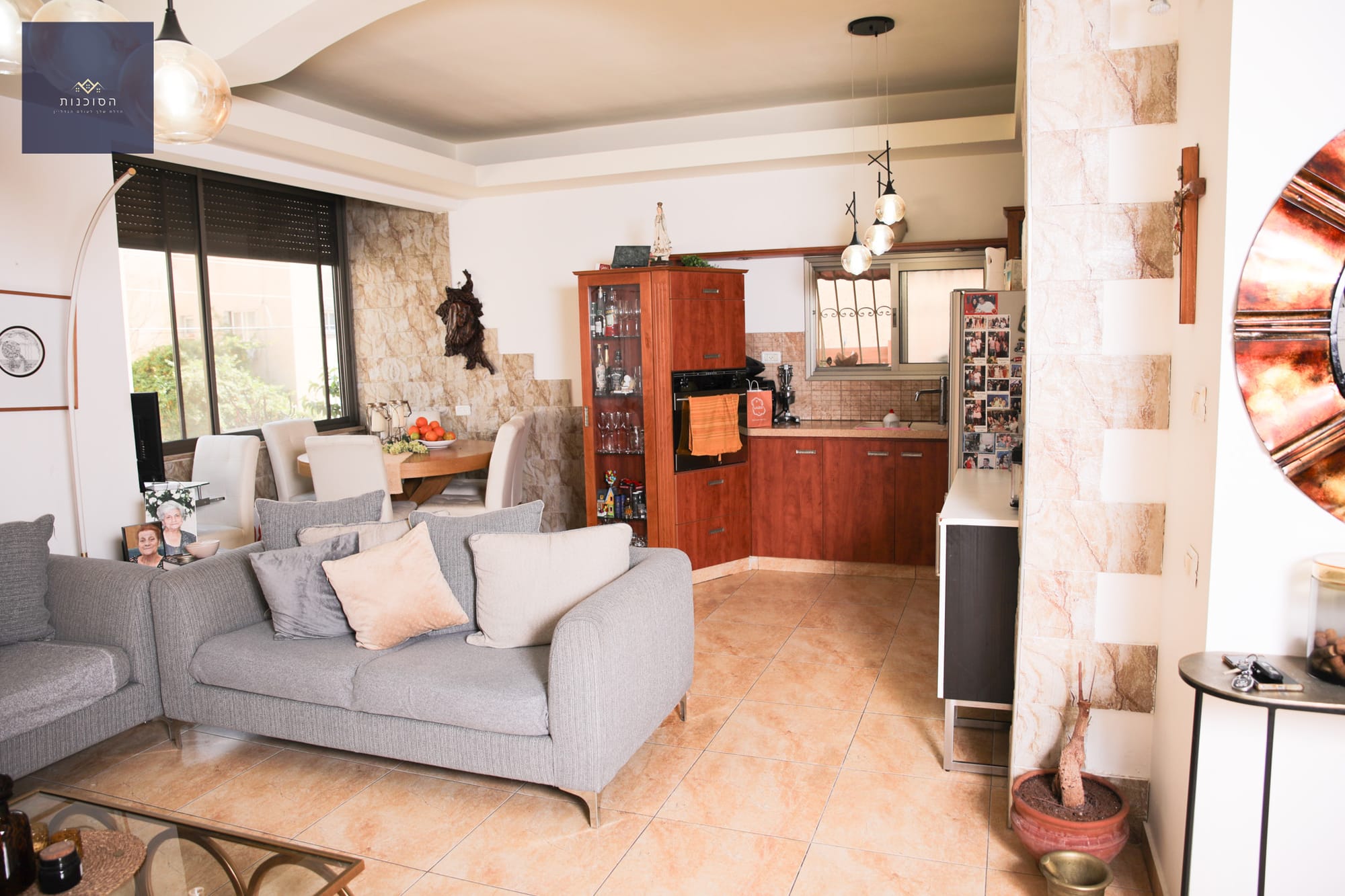 דירה מצוינת למגורים / השקעה, בשטח של כ- 80 מ״ר הכוללת 3 חדרים, בקומה1!. הנכס עבר שיפוץ מקיף. וישנה חצר בשימוש (לא טאבו). אזור מרכזי, קרוב לכל מוקדי העניין, בנקים ומוסדות קולינרים.