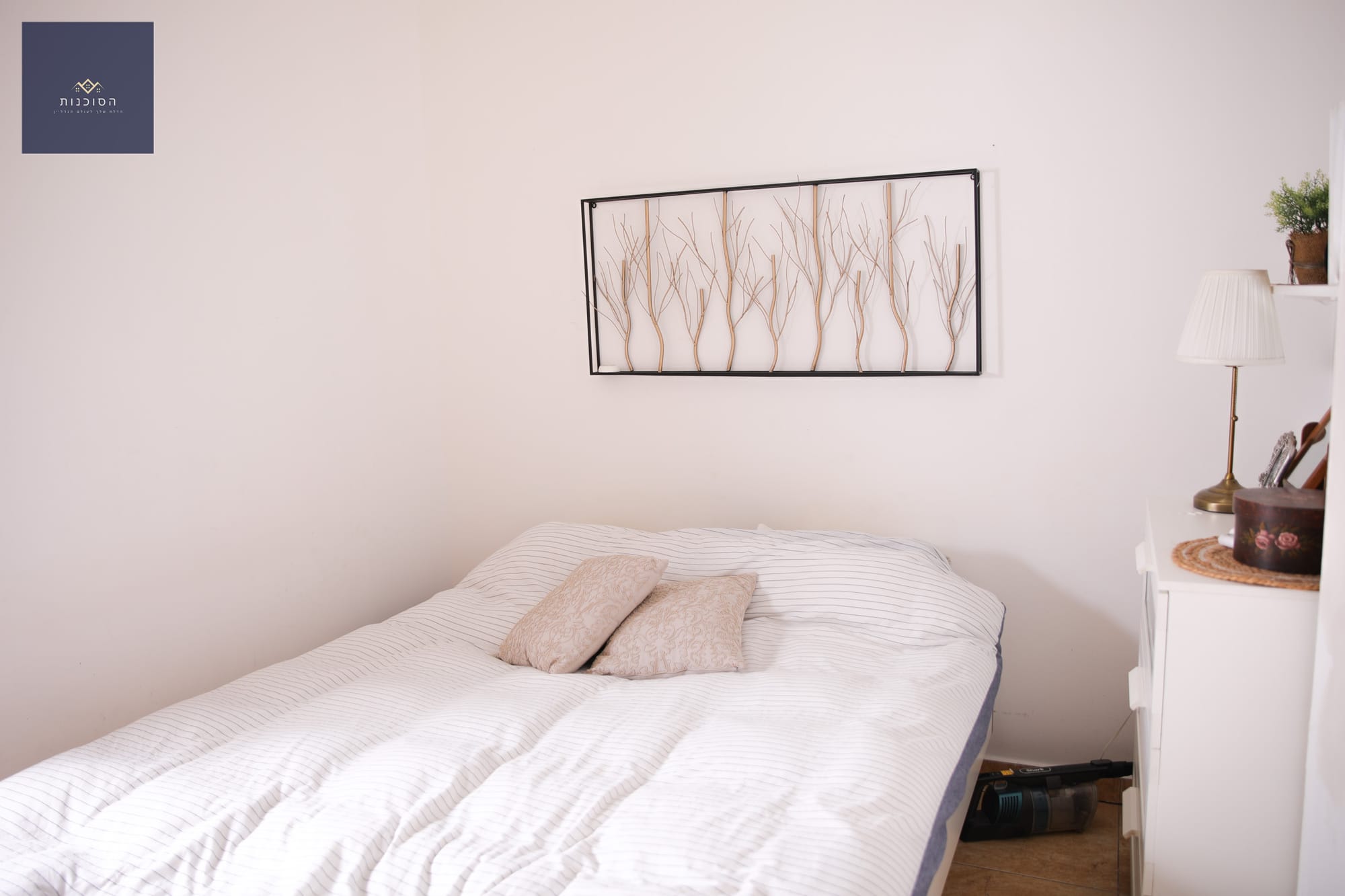 דירה מצוינת למגורים / השקעה, בשטח של כ- 80 מ״ר הכוללת 3 חדרים, בקומה1!. הנכס עבר שיפוץ מקיף. וישנה חצר בשימוש (לא טאבו). אזור מרכזי, קרוב לכל מוקדי העניין, בנקים ומוסדות קולינרים.