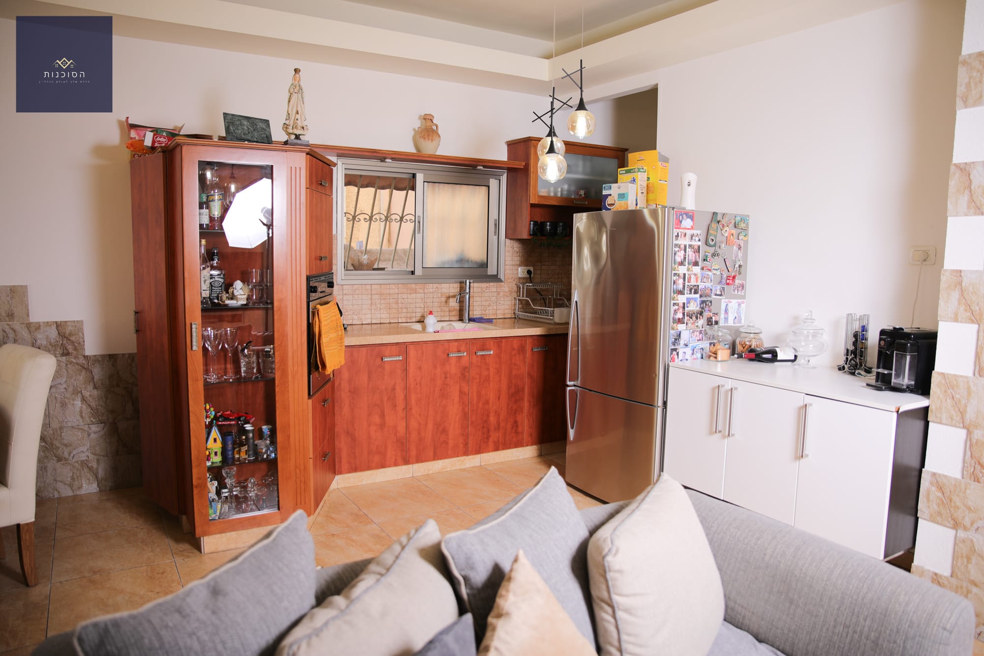 דירה מצוינת למגורים / השקעה, בשטח של כ- 80 מ״ר הכוללת 3 חדרים, בקומה1!. הנכס עבר שיפוץ מקיף. וישנה חצר בשימוש (לא טאבו). אזור מרכזי, קרוב לכל מוקדי העניין, בנקים ומוסדות קולינרים.