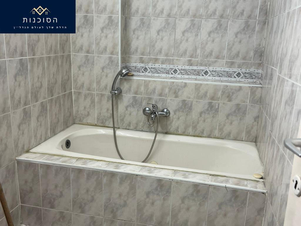 בלב העיר בקרבת בתי ספר, הגנים הבאהיים, גני ילדים במרחק קצר מהמושבה הגרמנית  