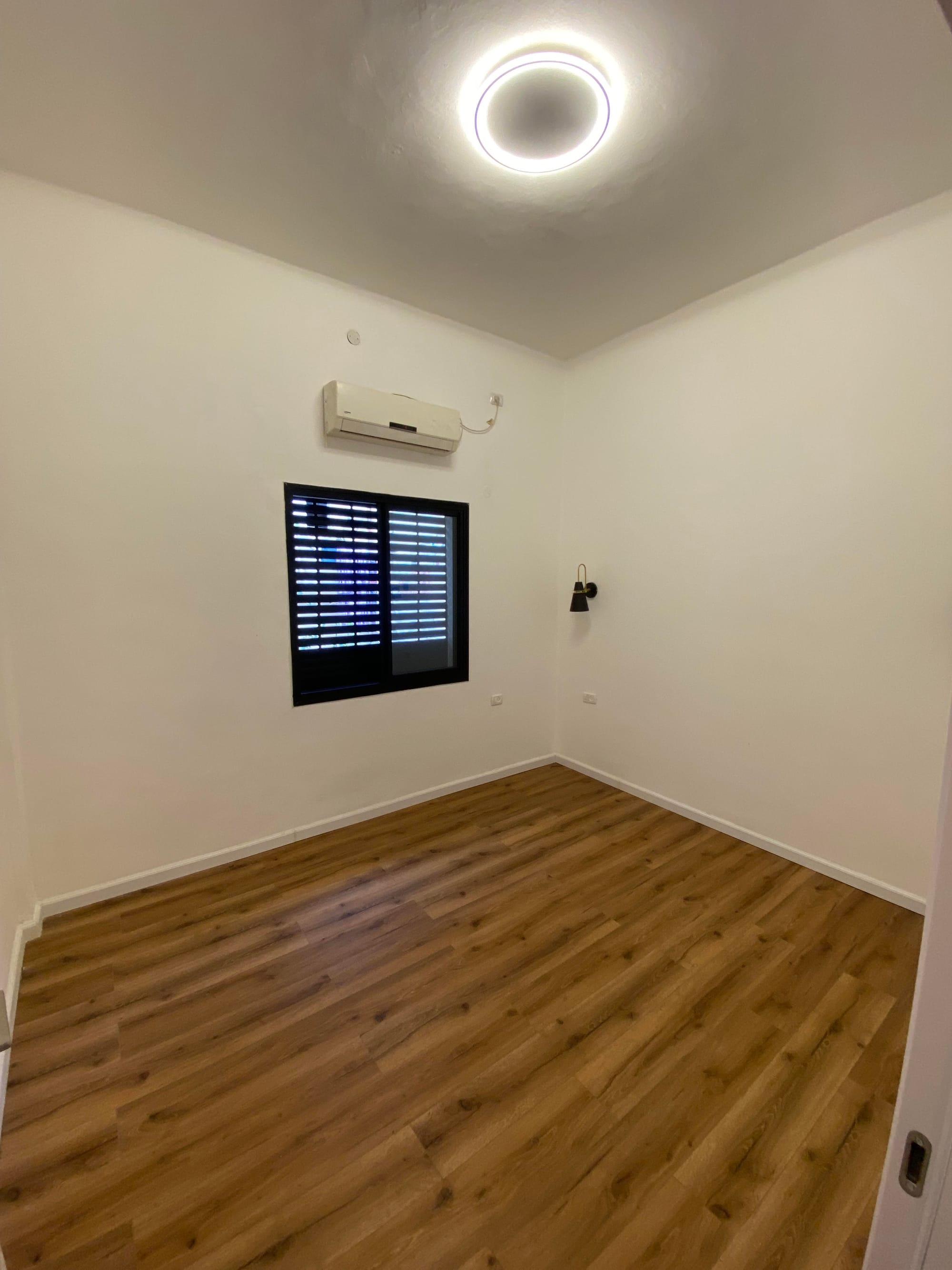  בקומה קרקע ▪️בסמוך לבתי קפה והפאבים שכונתיים . ▪️מרחק הליכה מהכרמלית, אזור מרכזי 📈מתאימה ומעולה לAirbnb (תושאה גבוהה) ▪️משופצת ומעוצבת אדריכלית ▪️3חדרים ▪️77 מ״ר  ▪️מחסן בטאבו ▪️חצר בשימוש (לא בטאבו) ▪️כניסה מיידית!