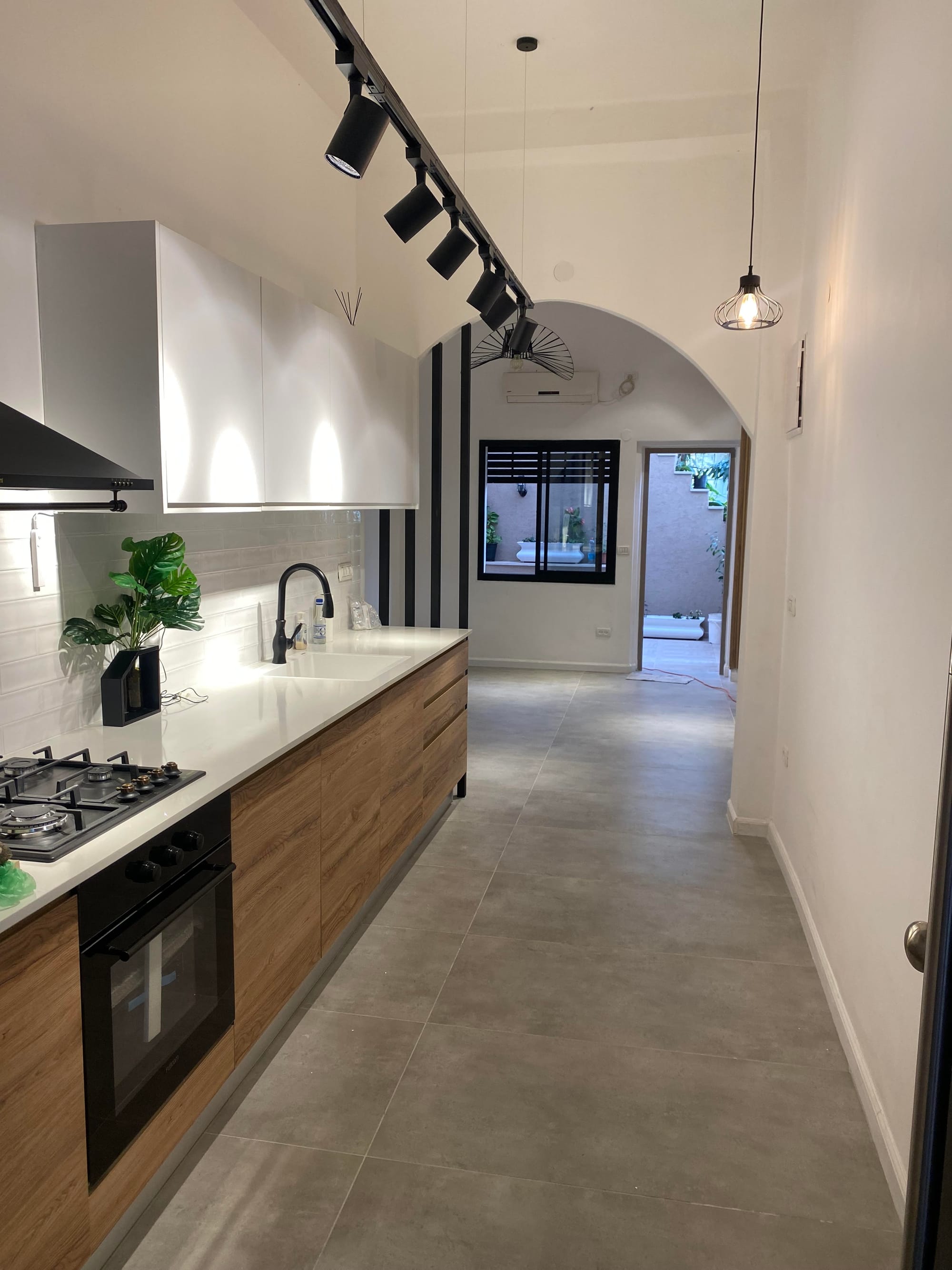  בקומה קרקע ▪️בסמוך לבתי קפה והפאבים שכונתיים . ▪️מרחק הליכה מהכרמלית, אזור מרכזי 📈מתאימה ומעולה לAirbnb (תושאה גבוהה) ▪️משופצת ומעוצבת אדריכלית ▪️3חדרים ▪️77 מ״ר  ▪️מחסן בטאבו ▪️חצר בשימוש (לא בטאבו) ▪️כניסה מיידית!