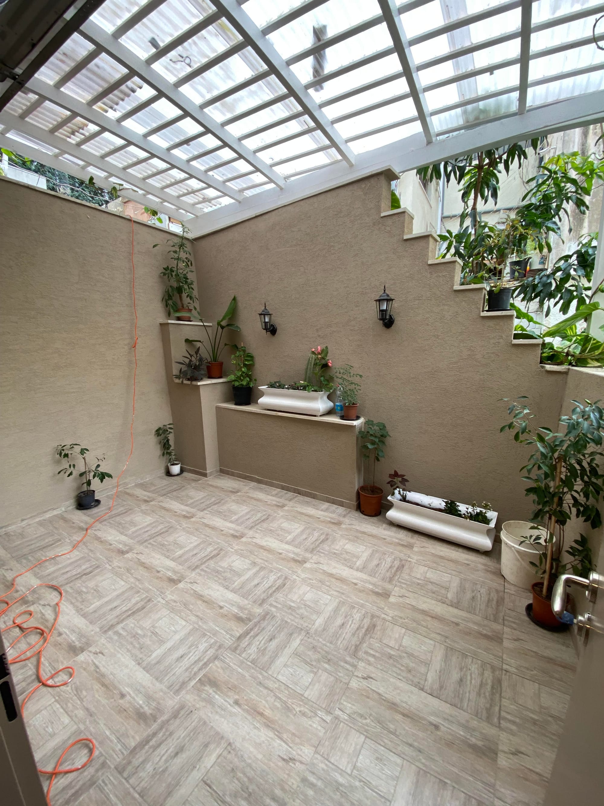  בקומה קרקע ▪️בסמוך לבתי קפה והפאבים שכונתיים . ▪️מרחק הליכה מהכרמלית, אזור מרכזי 📈מתאימה ומעולה לAirbnb (תושאה גבוהה) ▪️משופצת ומעוצבת אדריכלית ▪️3חדרים ▪️77 מ״ר  ▪️מחסן בטאבו ▪️חצר בשימוש (לא בטאבו) ▪️כניסה מיידית!