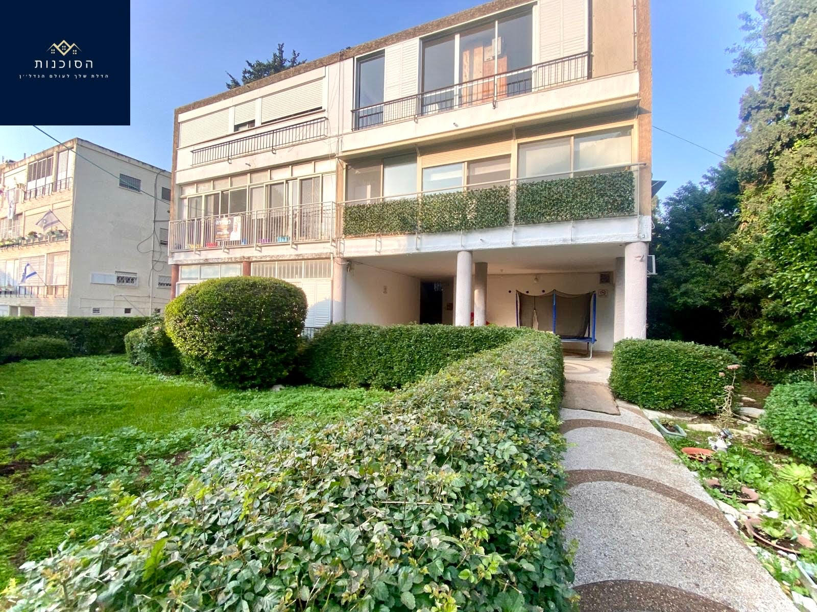מצוינת למגורים / השקעה !  🔸 דירה בשטח של כ- 120 מ״ר  🔸 5 חדרים שהוסבה ל4 חדרים גדולים 🔸 קומת קרקע- יחידה בקומה- נגישות מלאה!  🔸דירה טובה ושמורה 🔸בניין של 6 דיירים 🔸מיקום מרכזי ושקט בקרבת בתי כנסת, בתי ספר, קופת חולים תחב"צ ועוד.