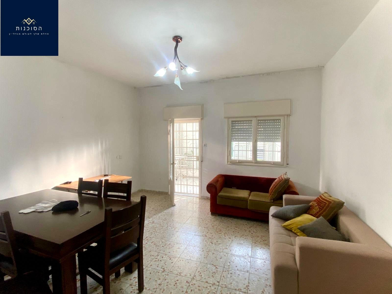 מצוינת למגורים / השקעה !  🔸 דירה בשטח של כ- 120 מ״ר  🔸 5 חדרים שהוסבה ל4 חדרים גדולים 🔸 קומת קרקע- יחידה בקומה- נגישות מלאה!  🔸דירה טובה ושמורה 🔸בניין של 6 דיירים 🔸מיקום מרכזי ושקט בקרבת בתי כנסת, בתי ספר, קופת חולים תחב"צ ועוד.