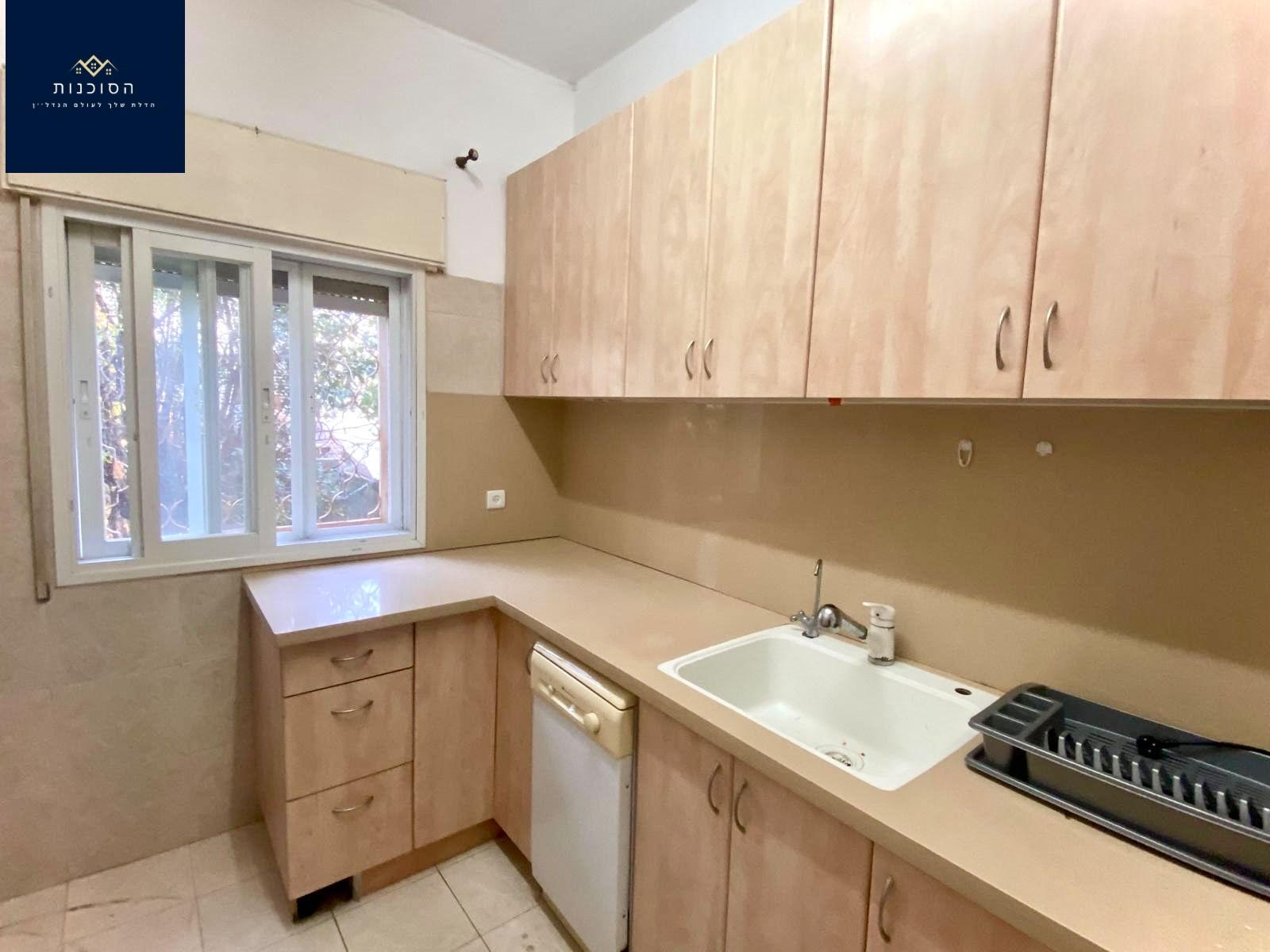 מצוינת למגורים / השקעה !  🔸 דירה בשטח של כ- 120 מ״ר  🔸 5 חדרים שהוסבה ל4 חדרים גדולים 🔸 קומת קרקע- יחידה בקומה- נגישות מלאה!  🔸דירה טובה ושמורה 🔸בניין של 6 דיירים 🔸מיקום מרכזי ושקט בקרבת בתי כנסת, בתי ספר, קופת חולים תחב"צ ועוד.