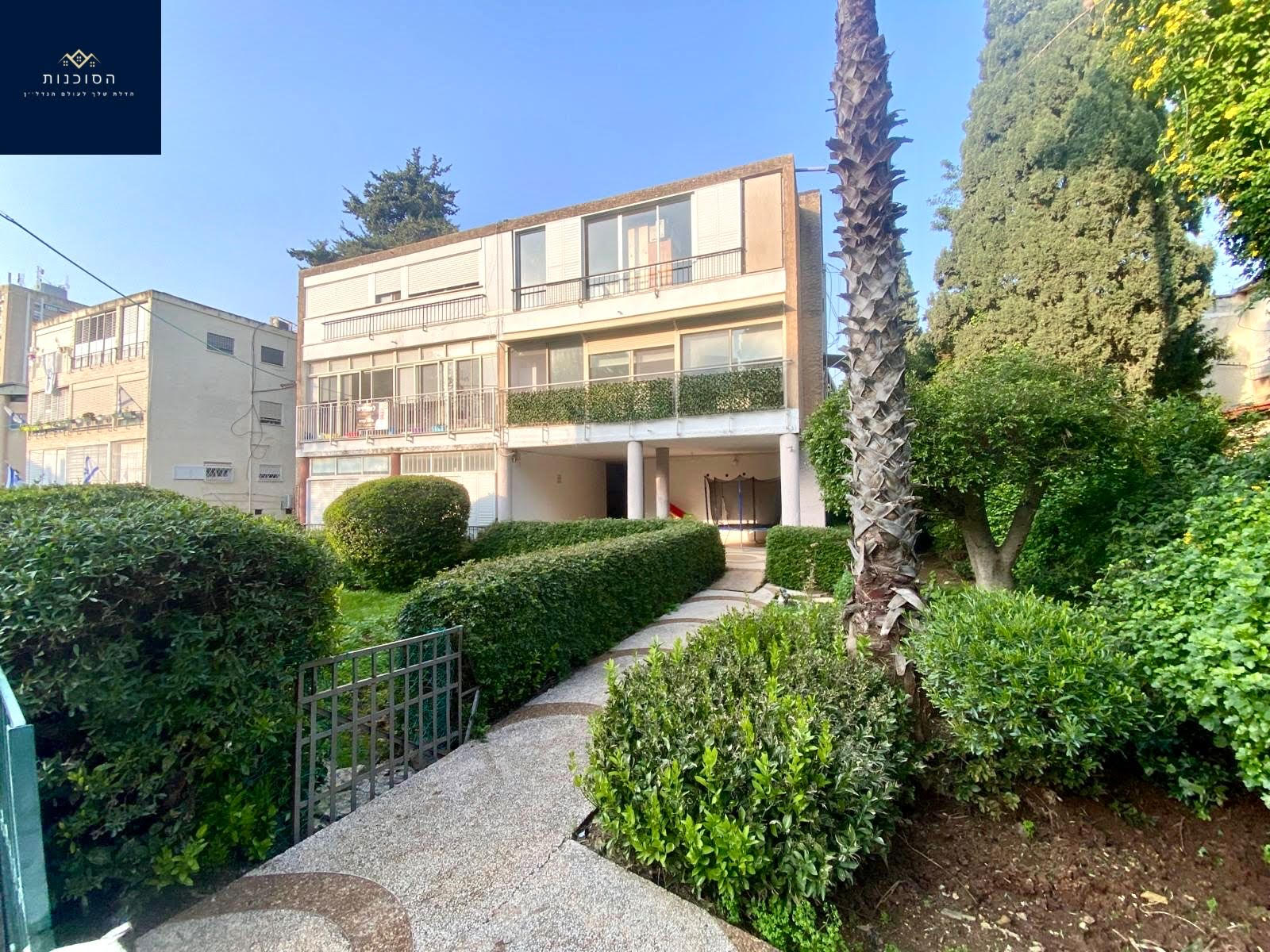 מצוינת למגורים / השקעה !  🔸 דירה בשטח של כ- 120 מ״ר  🔸 5 חדרים שהוסבה ל4 חדרים גדולים 🔸 קומת קרקע- יחידה בקומה- נגישות מלאה!  🔸דירה טובה ושמורה 🔸בניין של 6 דיירים 🔸מיקום מרכזי ושקט בקרבת בתי כנסת, בתי ספר, קופת חולים תחב"צ ועוד.
