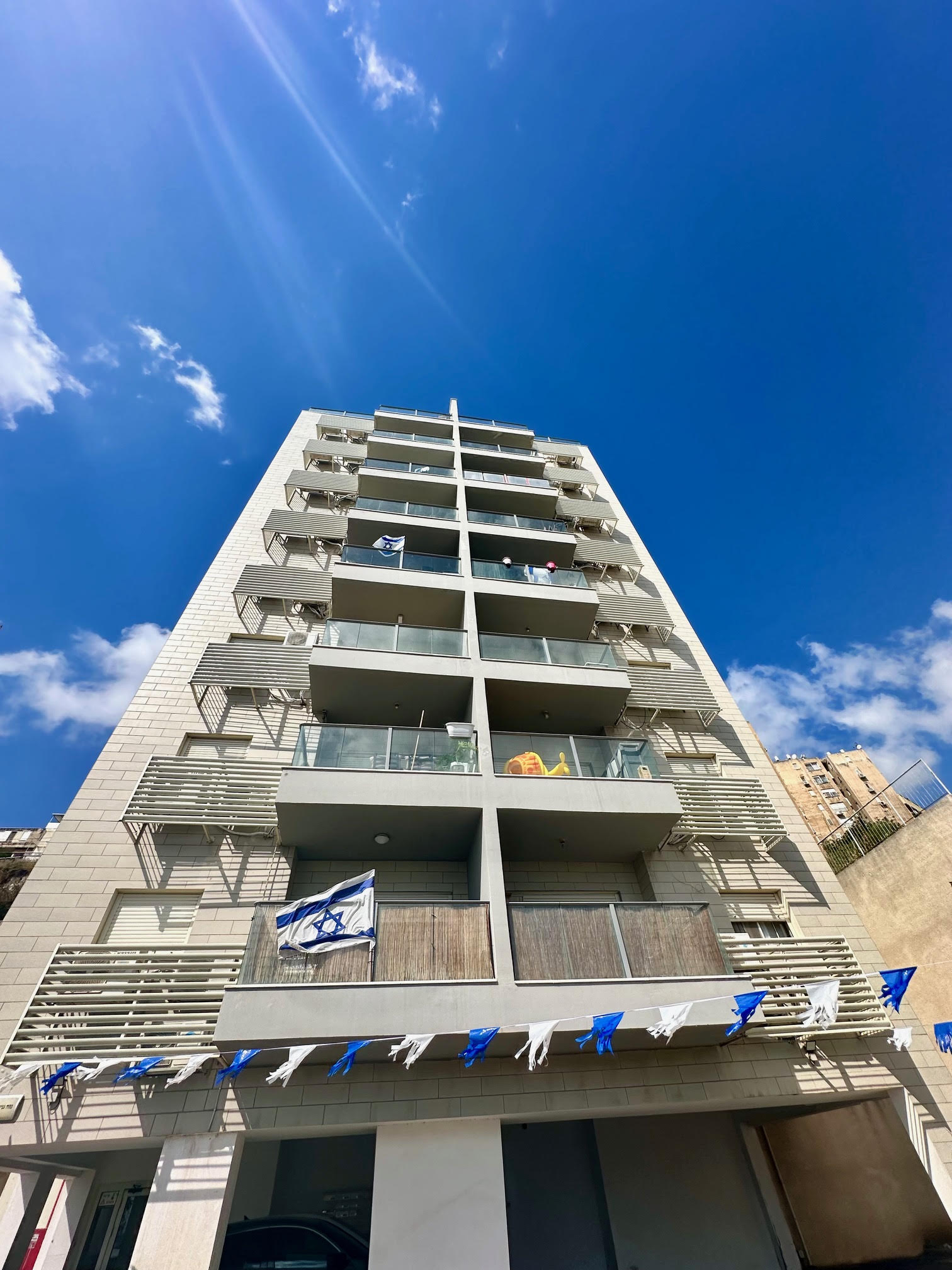 מעולה לזוג צעיר/משקיעים  בנייה חדישה | קומה 6 מתוך 8  כ 60 מ״ר+8 מ״ר מרפסת שמש  3 חדרים הכוללים ממ״ד ויחידת הורים מפנקת | חניה בטאבו ! 