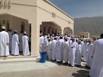 متابعة الطلاب لأول يوم في المقصف المدرسي