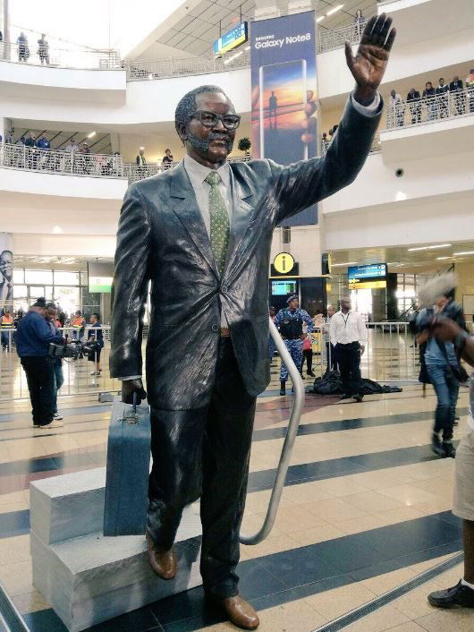 ZUMA UNVEILS OR TAMBO'S STATUE