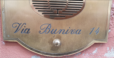 Having lunch in the garden of Emília's house.