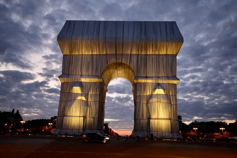 PARIS 2 : Christo habille l'Arc de triomphe - 12.2021