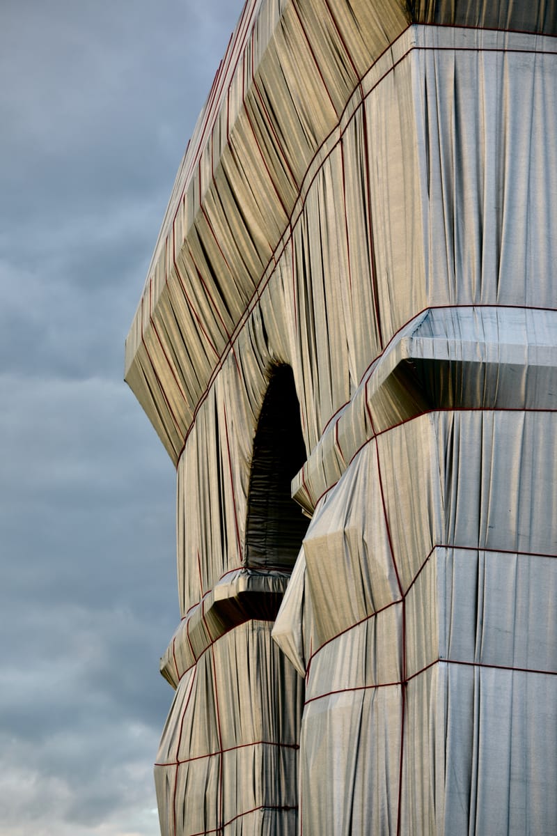PARIS 2 : Christo habille l'Arc de triomphe - 12.2021
