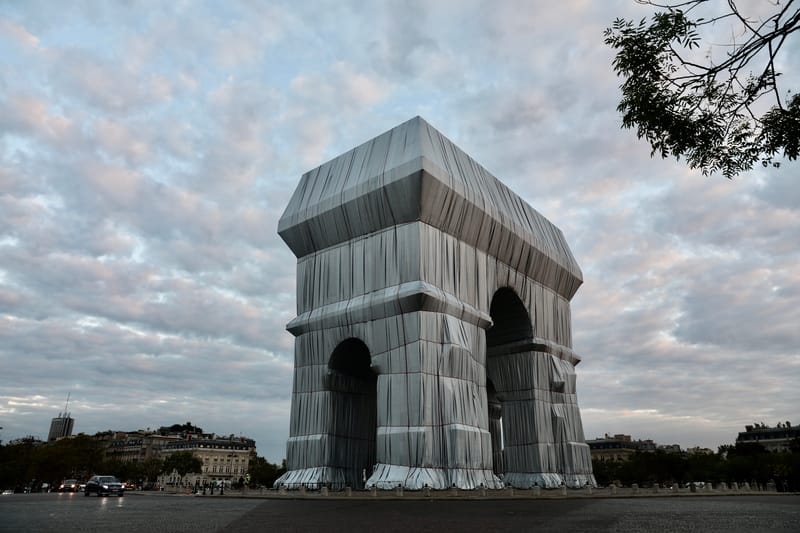 PARIS 2 : Christo habille l'Arc de triomphe - 12.2021