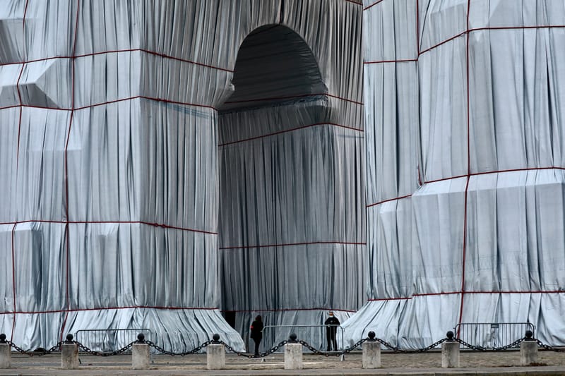 PARIS 2 : Christo habille l'Arc de triomphe - 12.2021