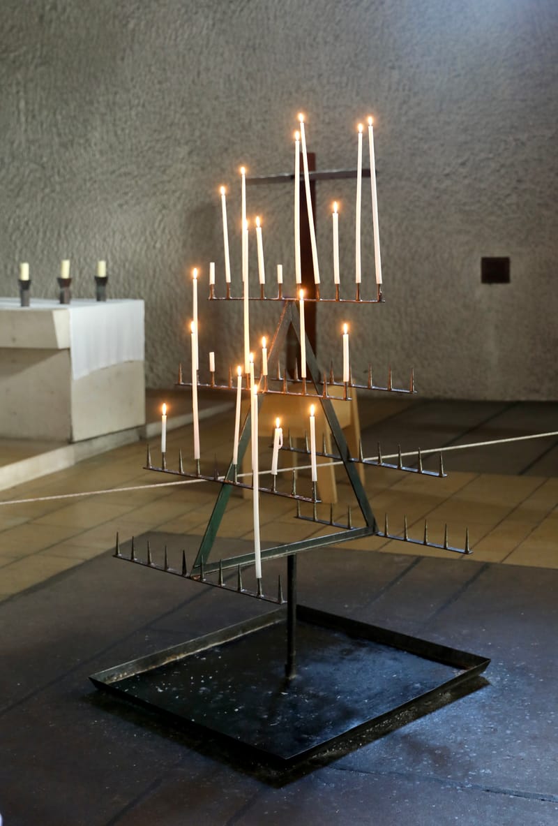 1. VOSGES : Ronchamp, Chapelle Notre Dame du Haut (Le Corbusier)