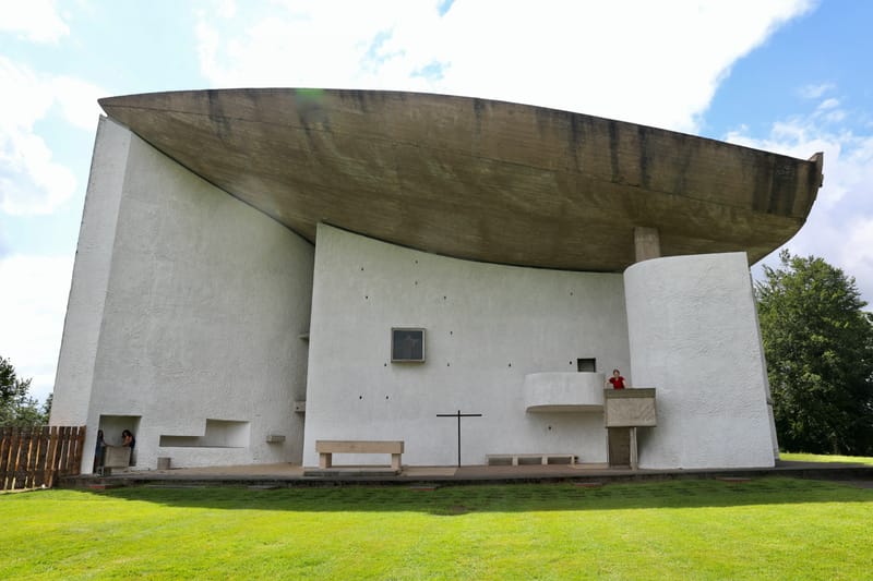 1. VOSGES : Ronchamp, Chapelle Notre Dame du Haut (Le Corbusier)
