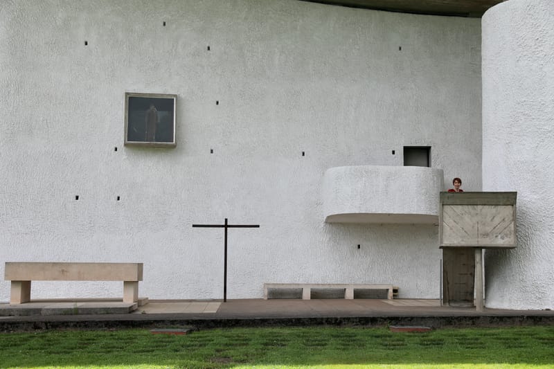 1. VOSGES : Ronchamp, Chapelle Notre Dame du Haut (Le Corbusier)