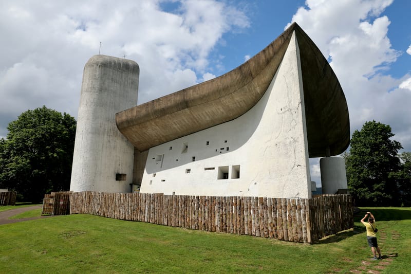 1. VOSGES : Ronchamp, Chapelle Notre Dame du Haut (Le Corbusier)