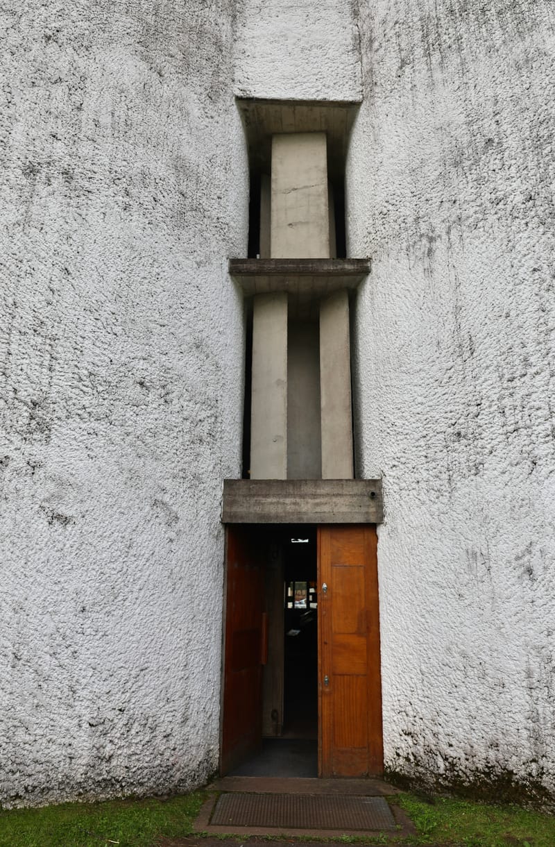 1. VOSGES : Ronchamp, Chapelle Notre Dame du Haut (Le Corbusier)