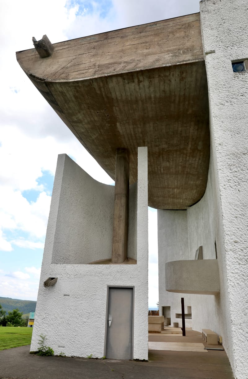 1. VOSGES : Ronchamp, Chapelle Notre Dame du Haut (Le Corbusier)