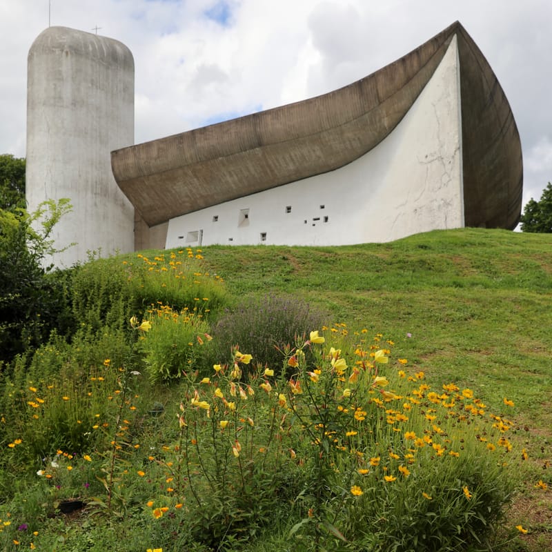 1. VOSGES : Ronchamp, Chapelle Notre Dame du Haut (Le Corbusier)