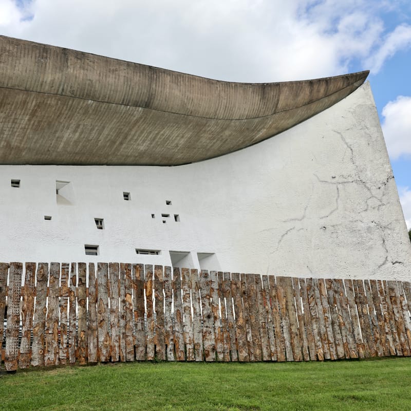1. VOSGES : Ronchamp, Chapelle Notre Dame du Haut (Le Corbusier)