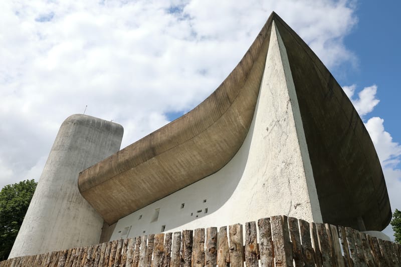 1. VOSGES : Ronchamp, Chapelle Notre Dame du Haut (Le Corbusier)