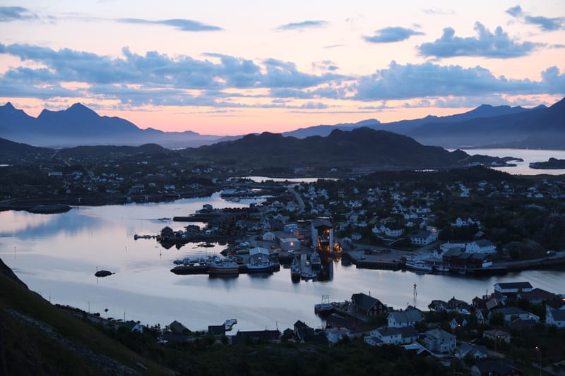 1. Iles Lofoten 1 : Uttakleiv, Reine, Ballstad (HRZ)