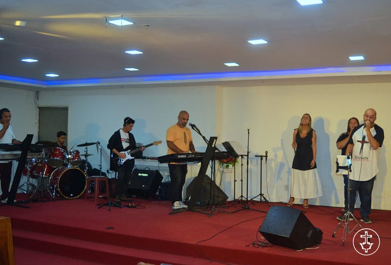 A PÁSCOA - ELE VIVE