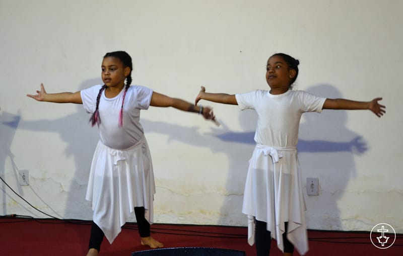 A PÁSCOA - ELE VIVE